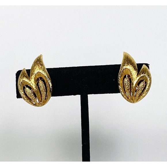 MONET Clips Clip Ons Earrings Gold Tone Textured Double Leaf Vintage Signed - Picture 2 of 16